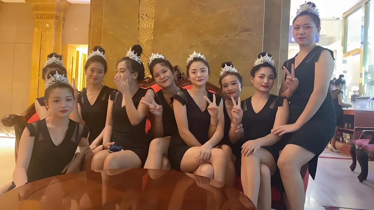黑色礼服礼仪团队合影，商务接待礼仪服务